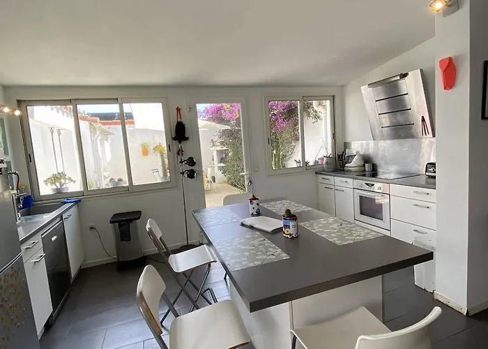 Avec Piscine Privee Climatisation Et Wifi Equipee Pour 6 Personnes - 6vhip3